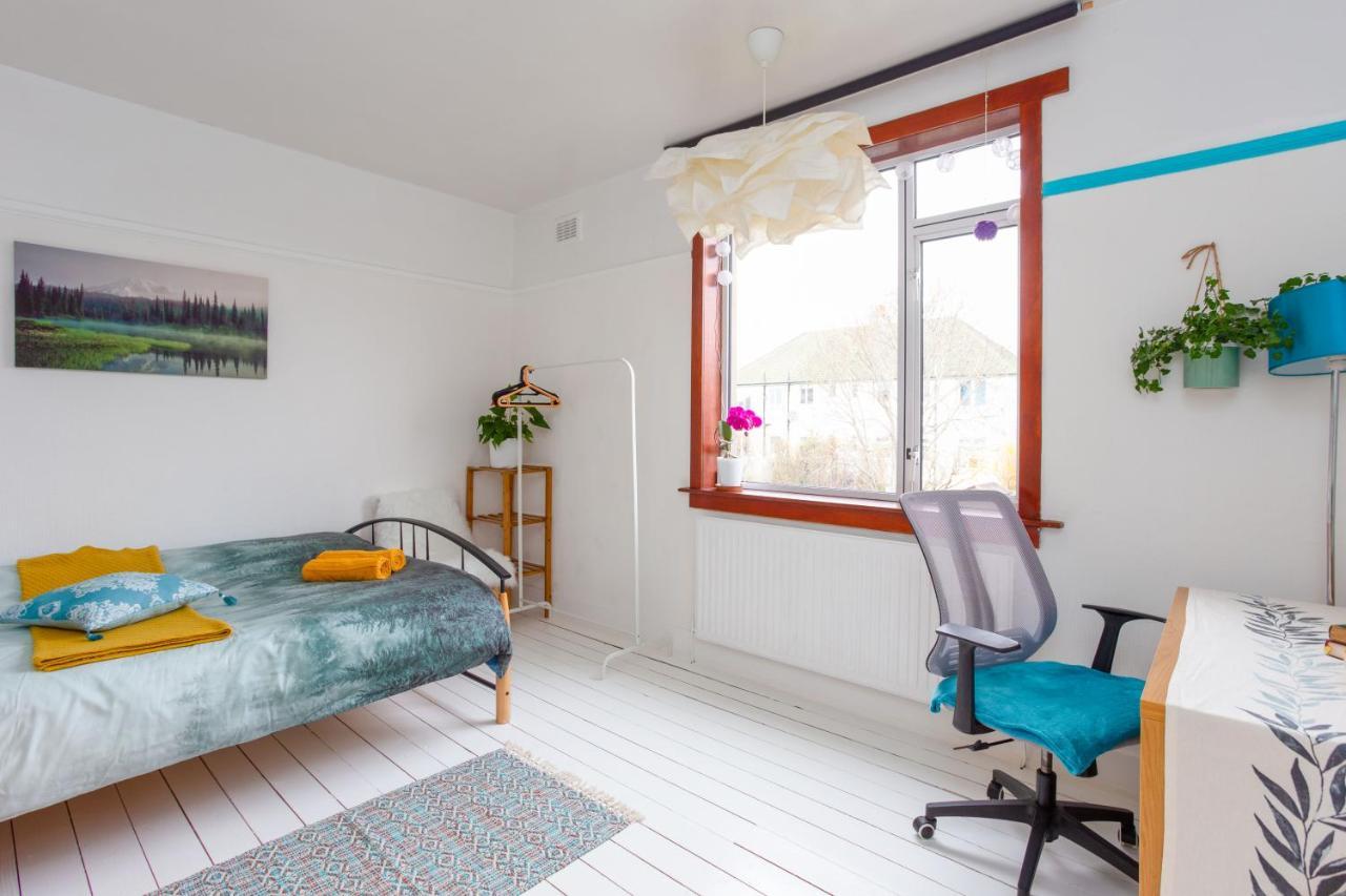 Bright & Spacious Double Room With Garden View- Close To Airport & City Centre Edimburgo Esterno foto