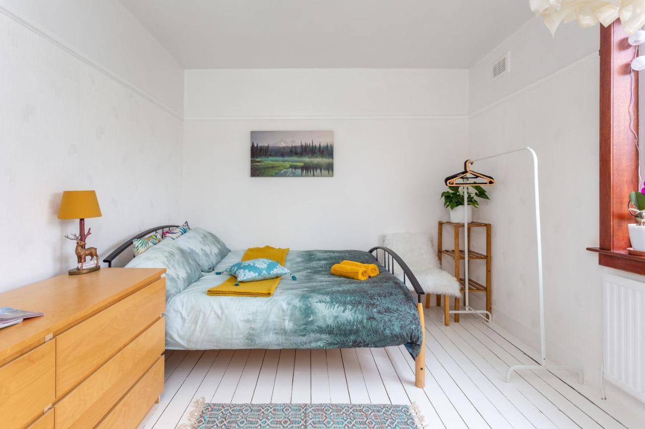 Bright & Spacious Double Room With Garden View- Close To Airport & City Centre Edimburgo Esterno foto