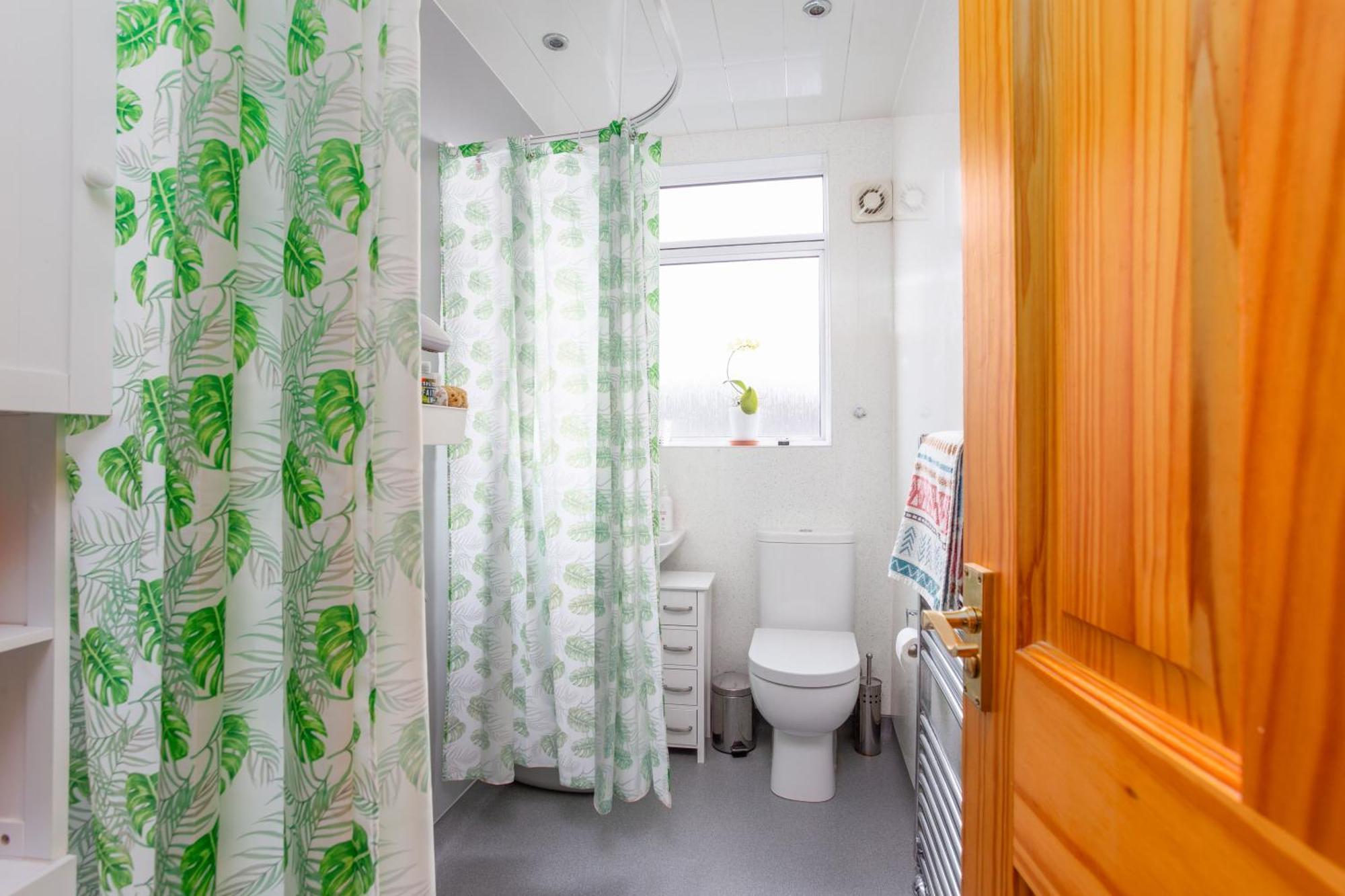 Bright & Spacious Double Room With Garden View- Close To Airport & City Centre Edimburgo Esterno foto